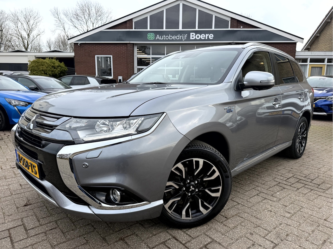 Mitsubishi Outlander - 2.0 PHEV Prestige Leer, Schuif-kanteldak, Trekaak - AutoWereld.nl