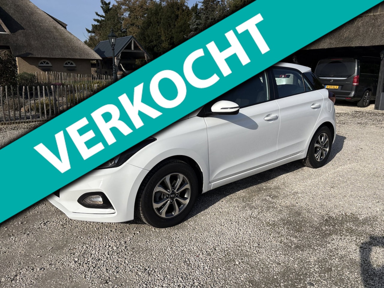 Hyundai i20 - 1.2 75pk Comfort Apple Carplay, Camera, Zwarte hemel - AutoWereld.nl