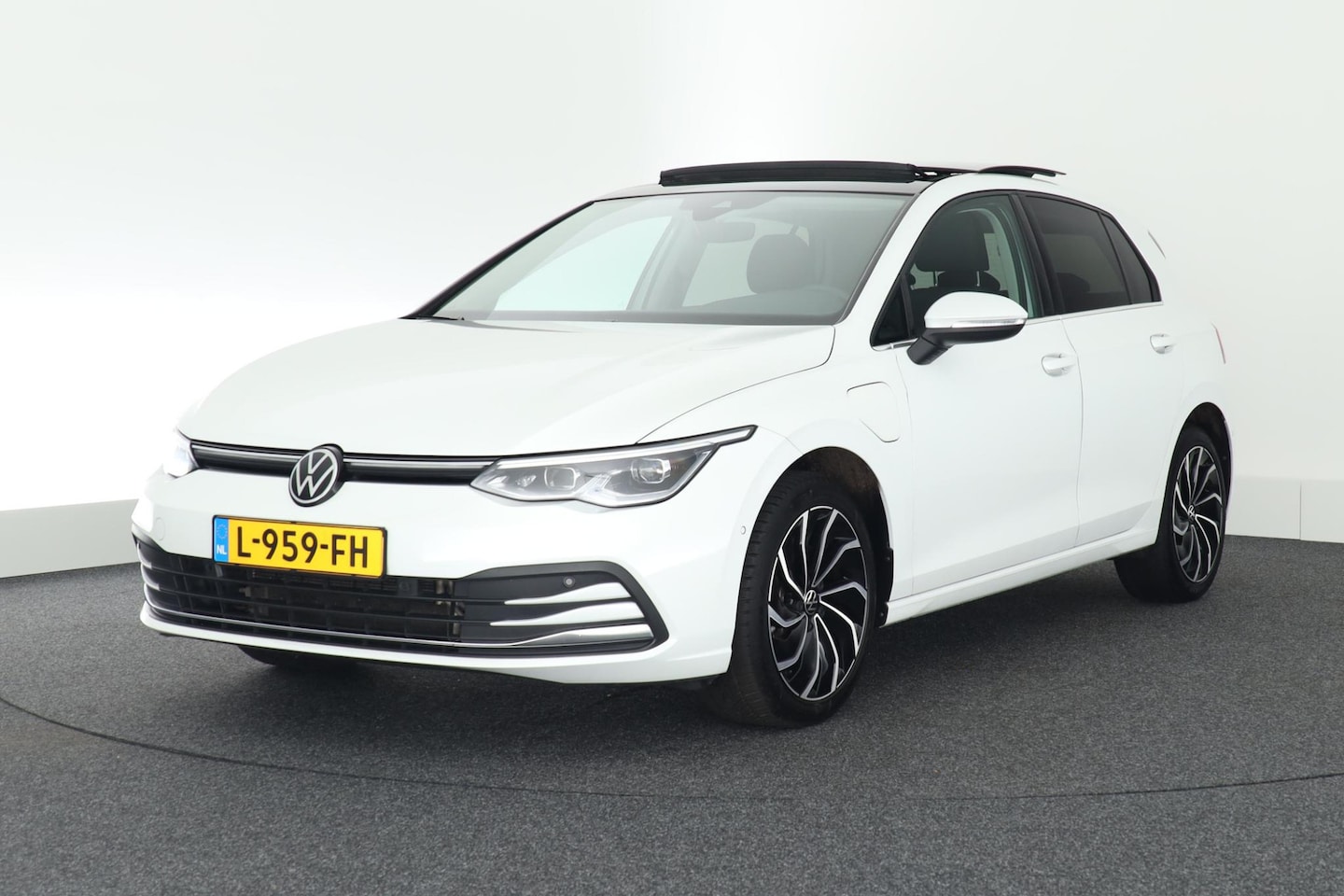 Volkswagen Golf - 1.4 204pk eHybrid Style Oryxwit Panoramadak Trekhaak Camera DCC Keyless Virtual Cockpit Na - AutoWereld.nl