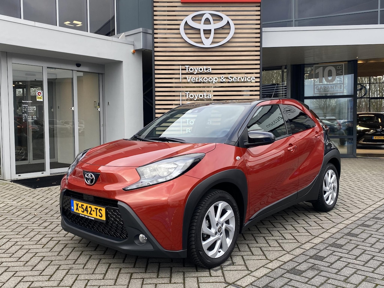 Toyota Aygo X - S-CVT PULSE AUTOMAAT STOELVERW APPLE/ANDROID ALL-SEASONS CAMERA AD-CRUISE KEYLESS - AutoWereld.nl