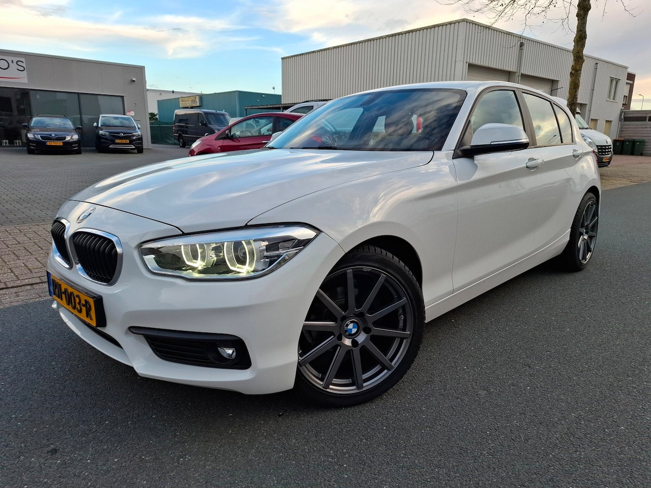 BMW 1-serie - 118i AUTOMAAT/NAVI/CLIMA/LED/18INCH! - AutoWereld.nl