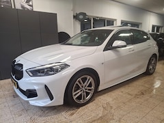 BMW 1-serie - 118i M-Sport 140PK Panoramadak / Carplay / Achteruitrijcamera / Head up Display / Led Verl