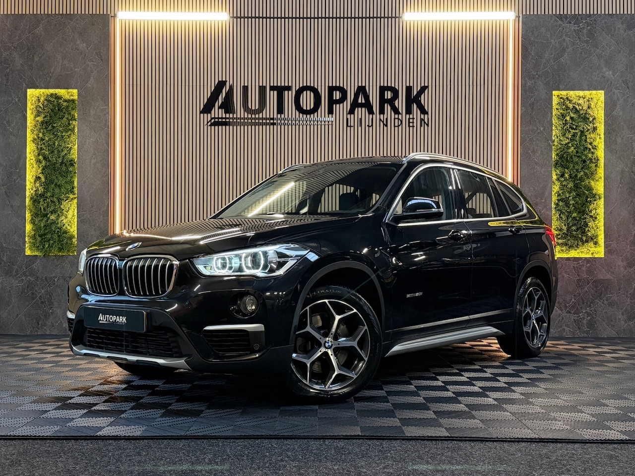 BMW X1 - SDrive20i High Executive M-Sport NAP/LED/HuD/SFEERVERLICHTING/CAM/AUTOMAAT - AutoWereld.nl