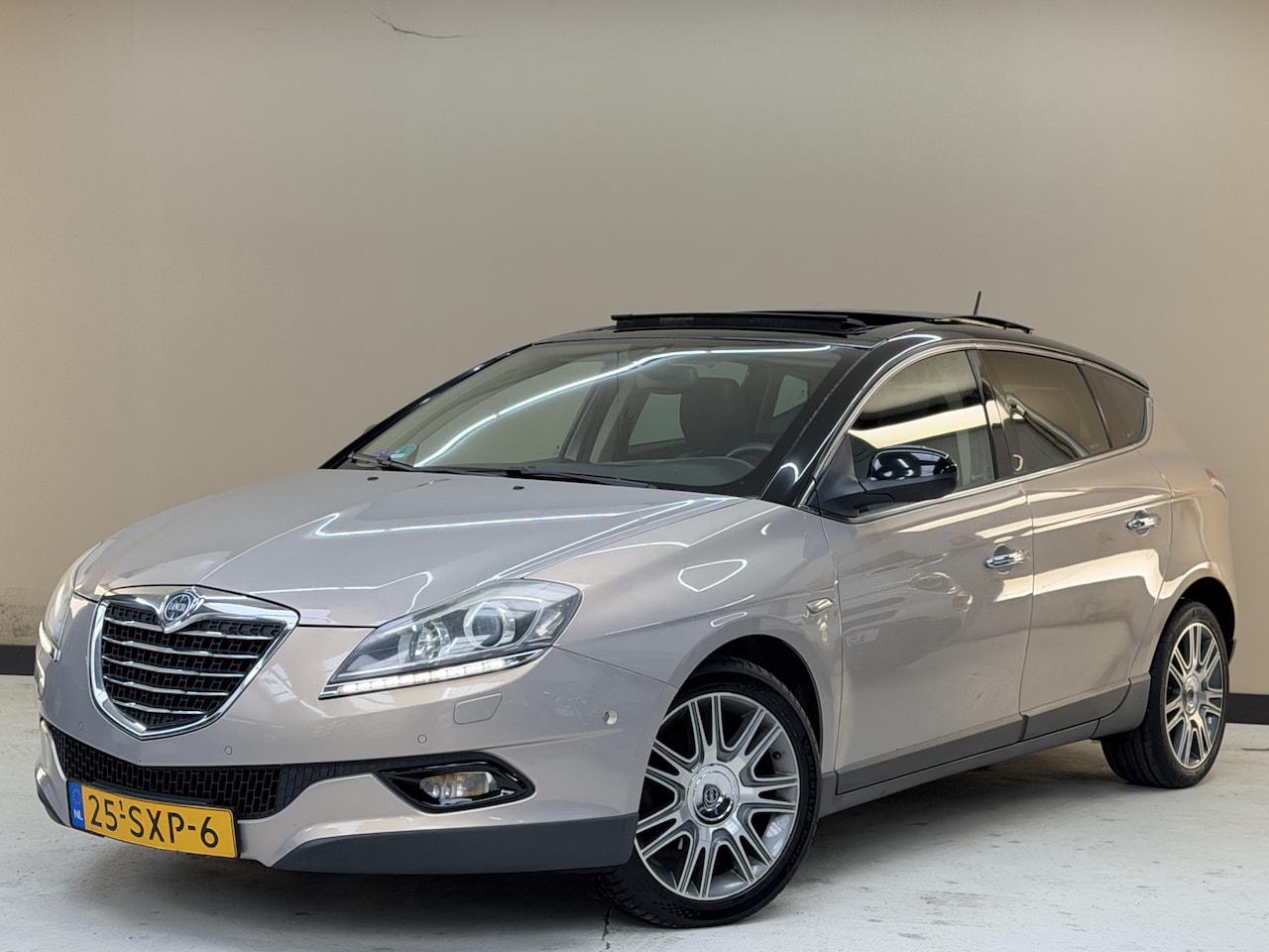 Lancia Delta - 1.4 M.air Platinum 1.4 M.air Platinum, 140Pk, 2012, Origineel Nederlands, Volledig leder, Panoramadak, Stoelv - AutoWereld.nl