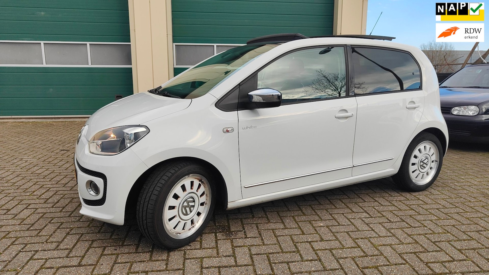 Volkswagen Up! - 1.0 White up, cruise panodak, lederen bekleding 1e eigenaar - AutoWereld.nl