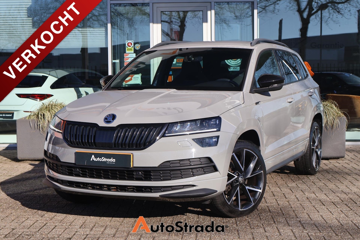 Skoda Karoq - 1.5 SportLine TSI ACT 150pk | Stoelverwarming | Virtual | LED | Carplay | Canton | Keyless - AutoWereld.nl