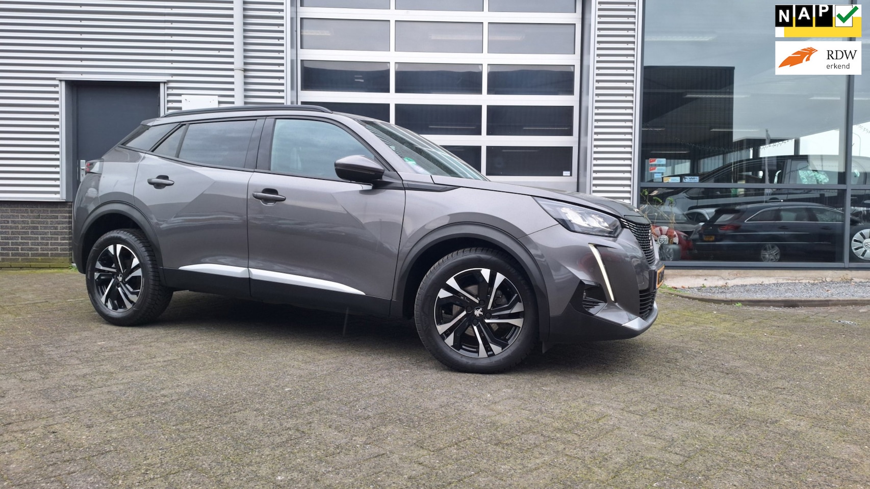 Peugeot 2008 - 1.2 PureTech Blue Lease Allure*Navigatie*Trekhaak*Camera*Lm Velgen*Enz - AutoWereld.nl