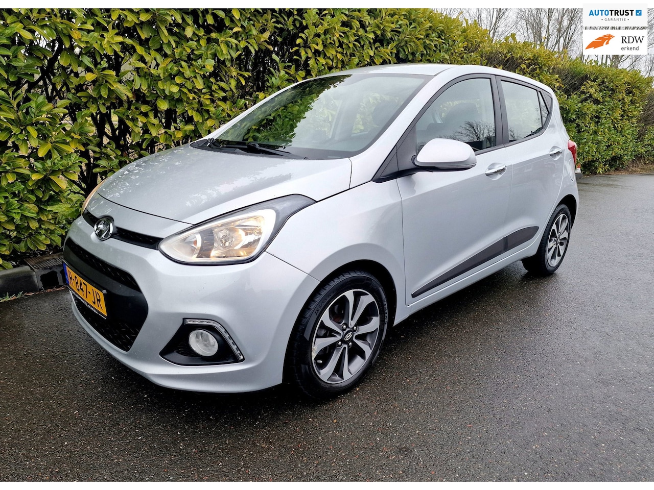 Hyundai i10 - 1.2i Meest luxe uitvoering St en st verwarming Keyless Airco - AutoWereld.nl