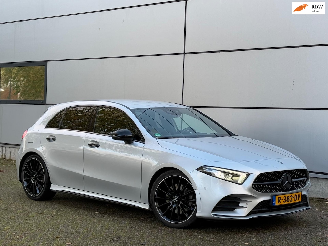 Mercedes-Benz A-klasse - 250 e AMG Night Pakket |ACC |Sfeer |High LED |Stoelverw |Nap |Boekjes - AutoWereld.nl
