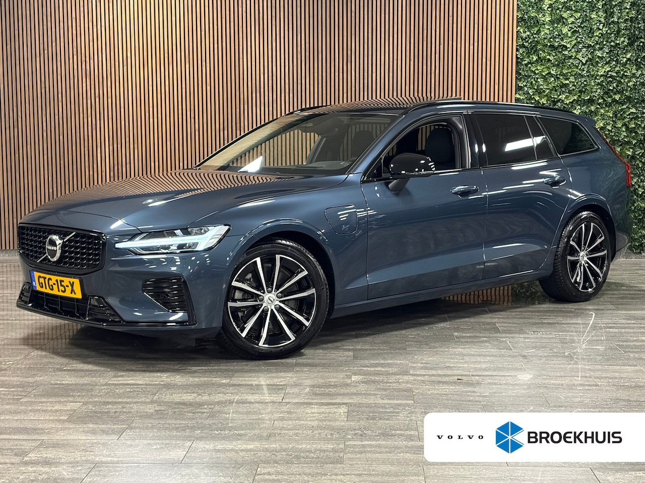 Volvo V60 - T6 AWD Recharge Ultra Dark | Trekhaak | Schuifdak | Head-Up Display | Harman Kardon | Adap - AutoWereld.nl