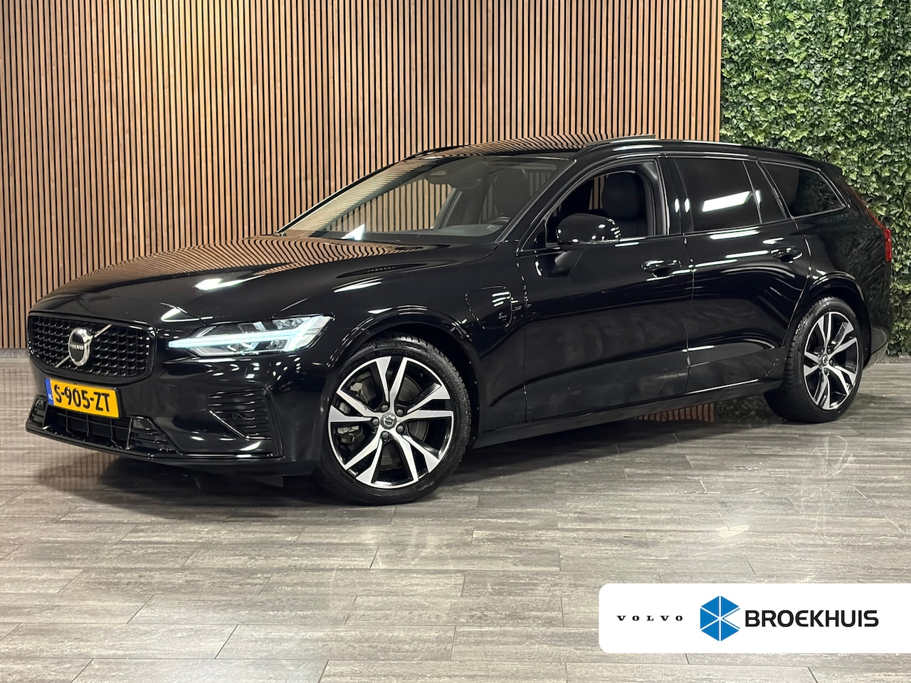 Volvo V60 - T6 AWD Recharge Plus Dark | Schuifdak | Trekhaak | Adaptieve Cruise Control | Stoelverwarm - AutoWereld.nl