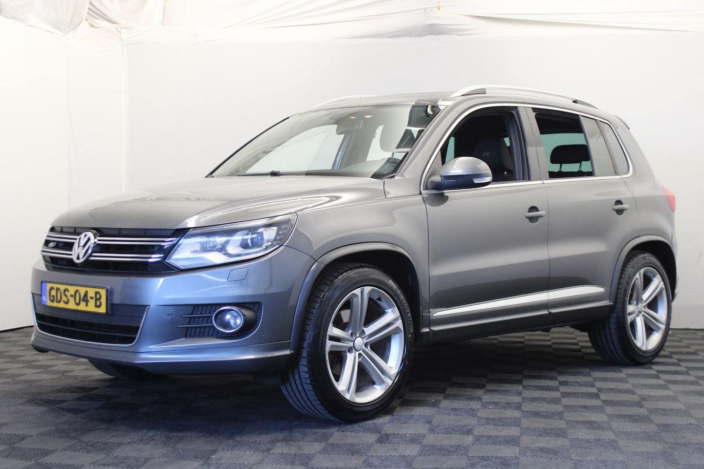 Volkswagen Tiguan - 2.0 TDI R-Line Edition 4Motion |Camera|Trekhaak| - AutoWereld.nl