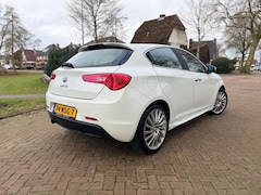 Alfa Romeo Giulietta - 1.4 T Distinctive | MultiAir | Leer | Cruise | PDC | LUXE