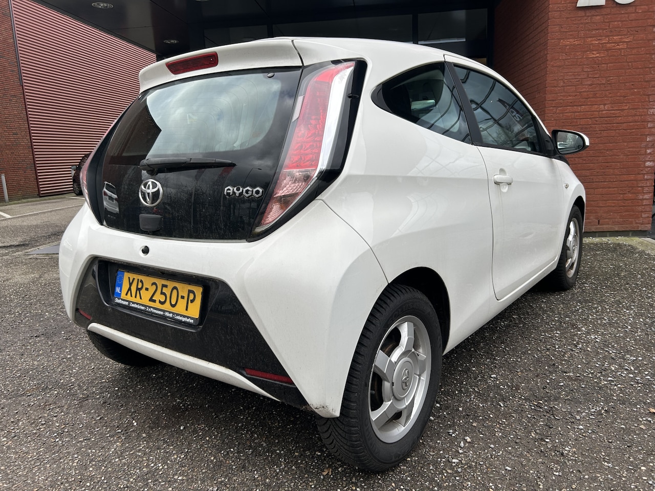 Toyota Aygo - 1.0 VVT-i x-play // LED // CAMERA // CARPLAY // AIRCO // ELEK. RAMEN // CRUISE // LAGE KM- - AutoWereld.nl