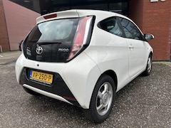 Toyota Aygo - 1.0 VVT-i x-play // LED // CAMERA // CARPLAY // AIRCO // ELEK. RAMEN // CRUISE // LAGE KM