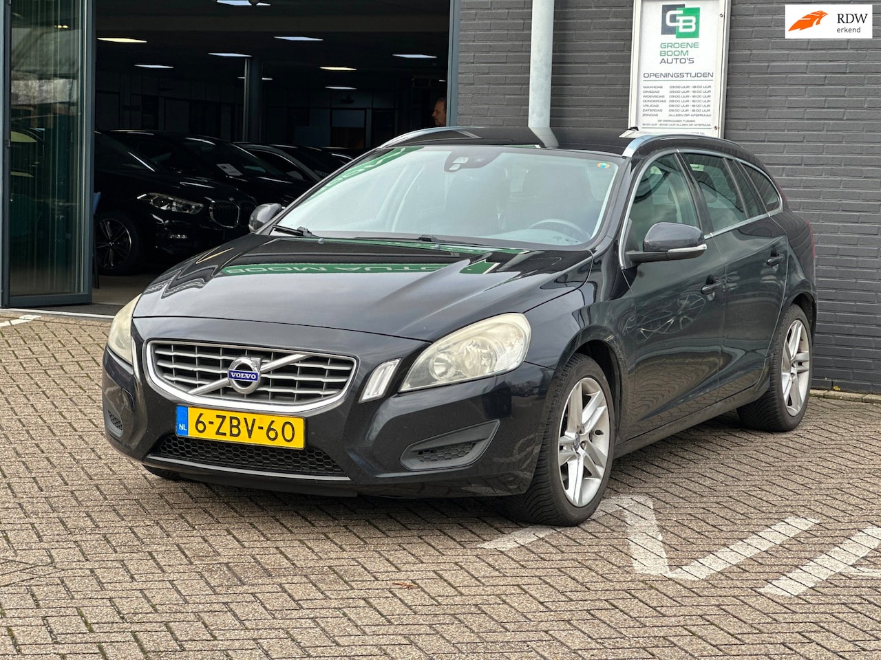 Volvo V60 - 2.0 D3 Summum/NAVI/AIRCO/TERKHAAK!! - AutoWereld.nl