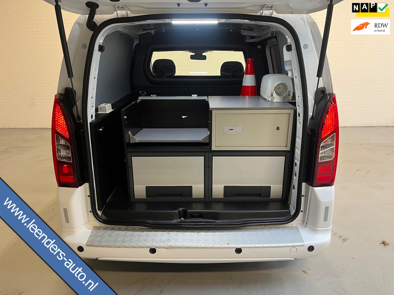 Peugeot Partner - Servicewagen automaat 120 1.6 BlueHDi 100pk euro6 L1 Premium Pack S&S, Inrichting, Omvorme - AutoWereld.nl