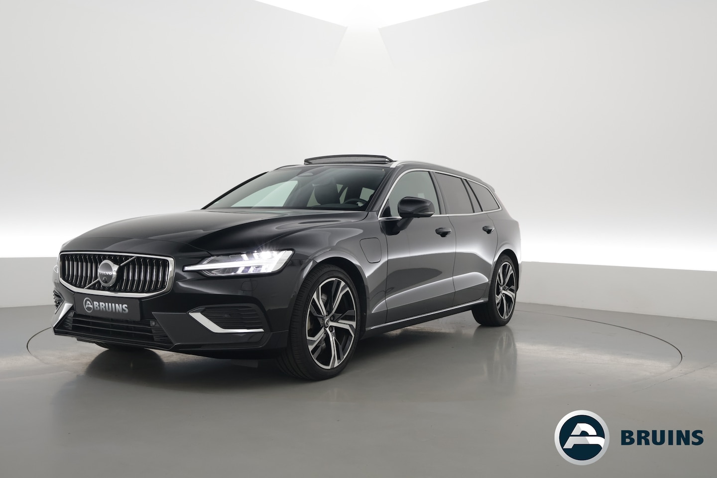 Volvo V60 - 2.0 T6 Plug-in hybrid AWD Plus Bright | Long Range | Pano-dak | Trekhaak | Sport stoelen | - AutoWereld.nl