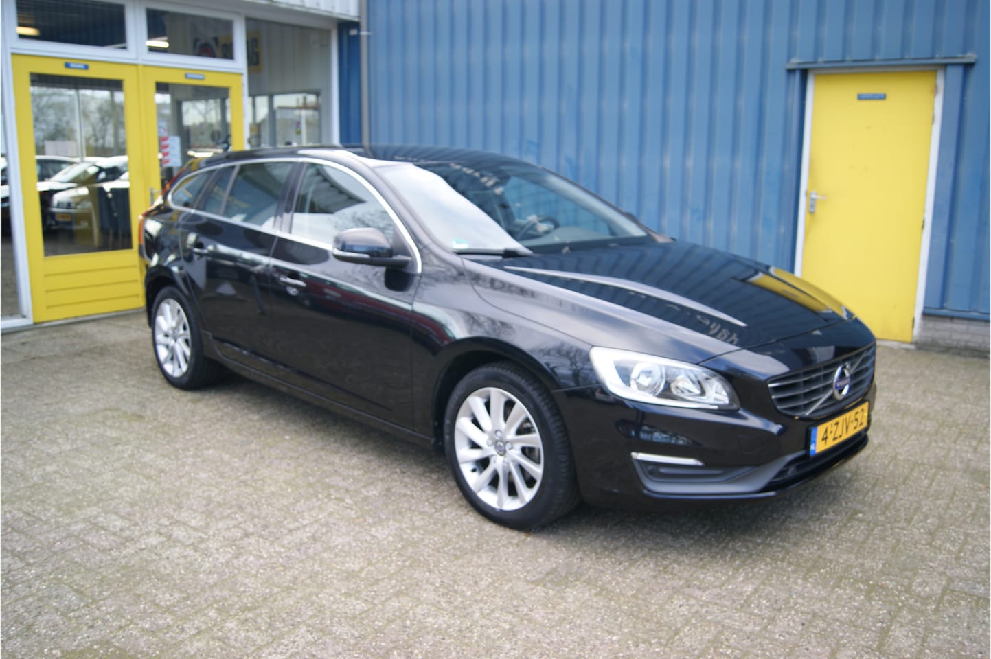 Volvo V60 - 1.6 T3 Momentum 1.6 T3 Momentum, 150 pk, Navi, Trekhaak, MOOI!!! - AutoWereld.nl
