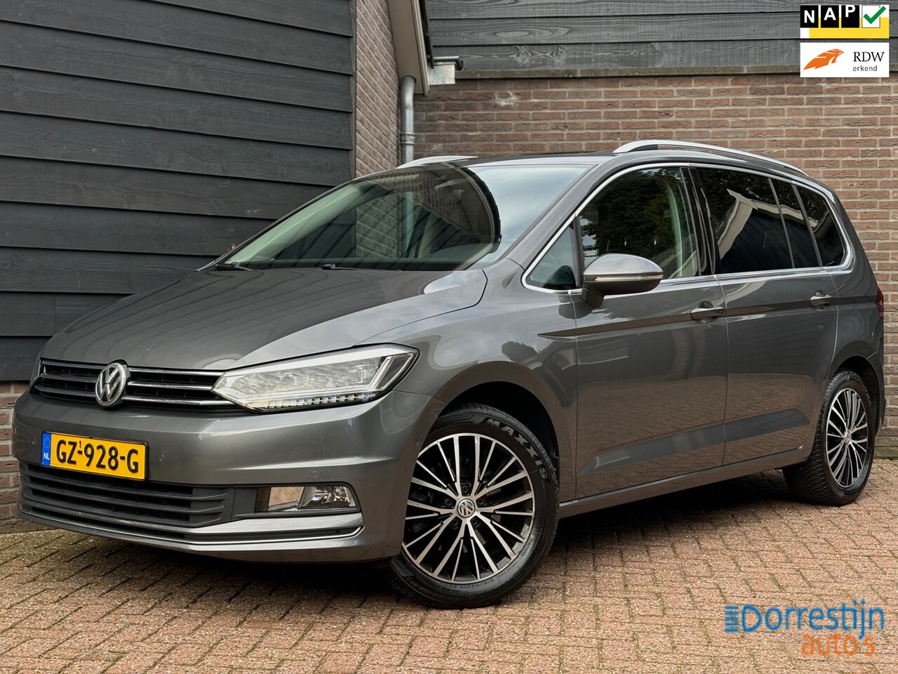 Volkswagen Touran - 1.4 TSI Highline 7p | Trekhaak | Pano | Camera | Led | CarPlay - AutoWereld.nl