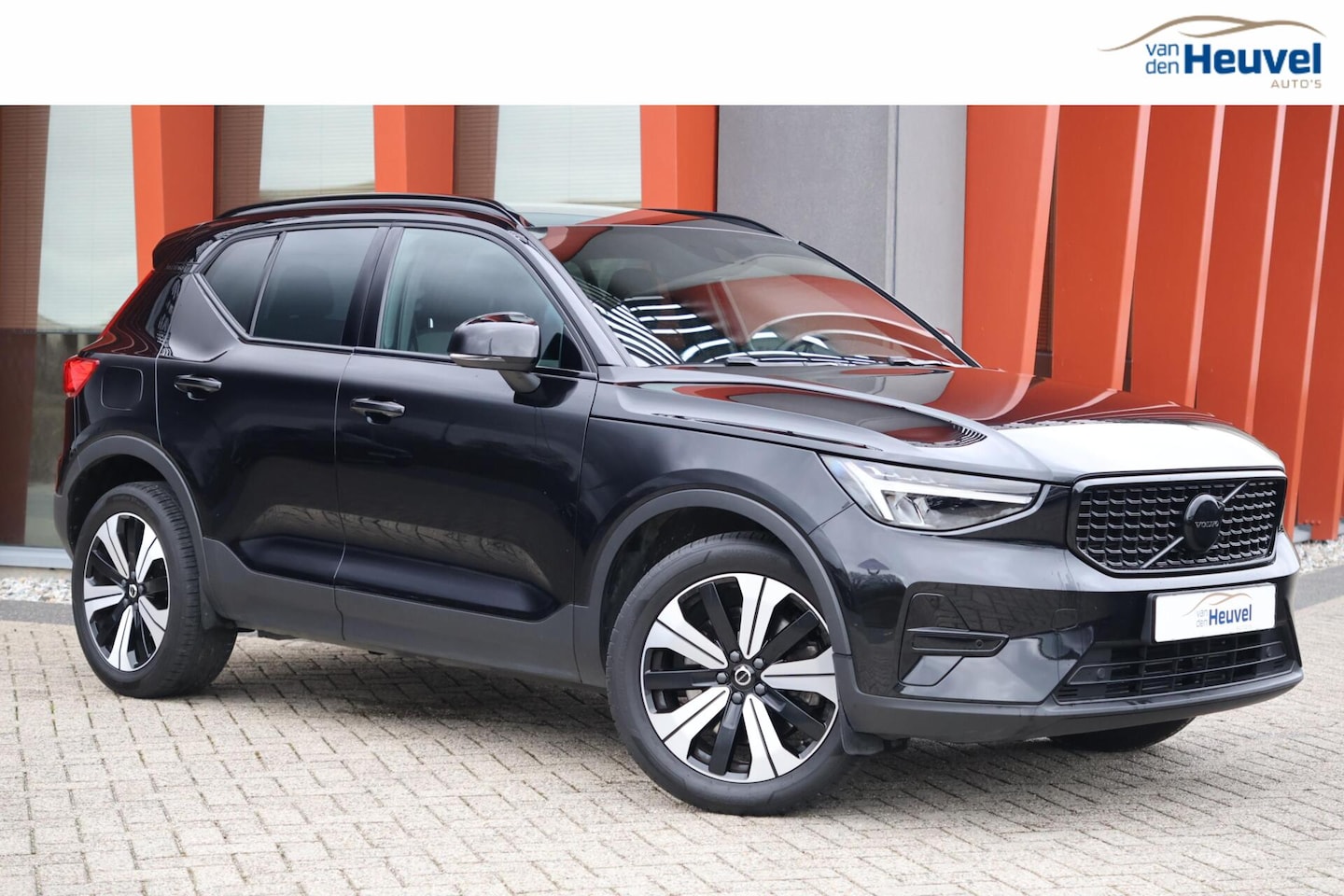 Volvo XC40 - T4 Recharge Plus Dark | Stoelverwarming | Trekhaak | Parkeercamera| H/K | Keyless | Glossy - AutoWereld.nl
