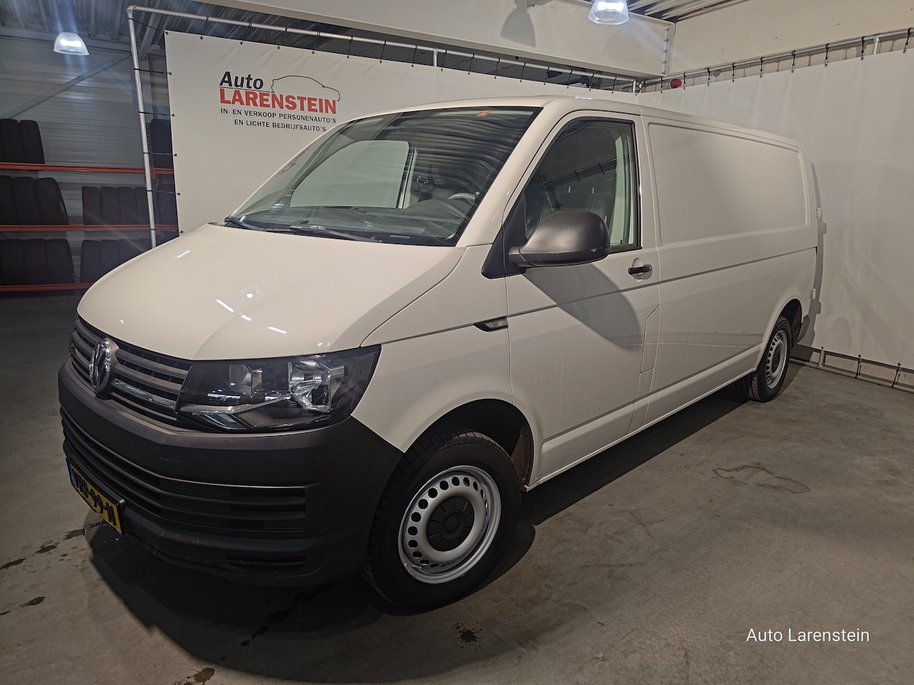 Volkswagen Transporter - 2.0 TDI L2H1 115pk Comfortline 3 Pers. Airco / Trekhaak / Laadruimte kast-systeem - AutoWereld.nl