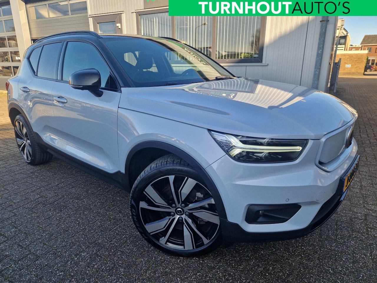 Volvo XC40 - Recharge P8 AWD R-Design LOUNGE PACK | Pano | Harman Kardon | 360 Cam | Glacier Silver - AutoWereld.nl