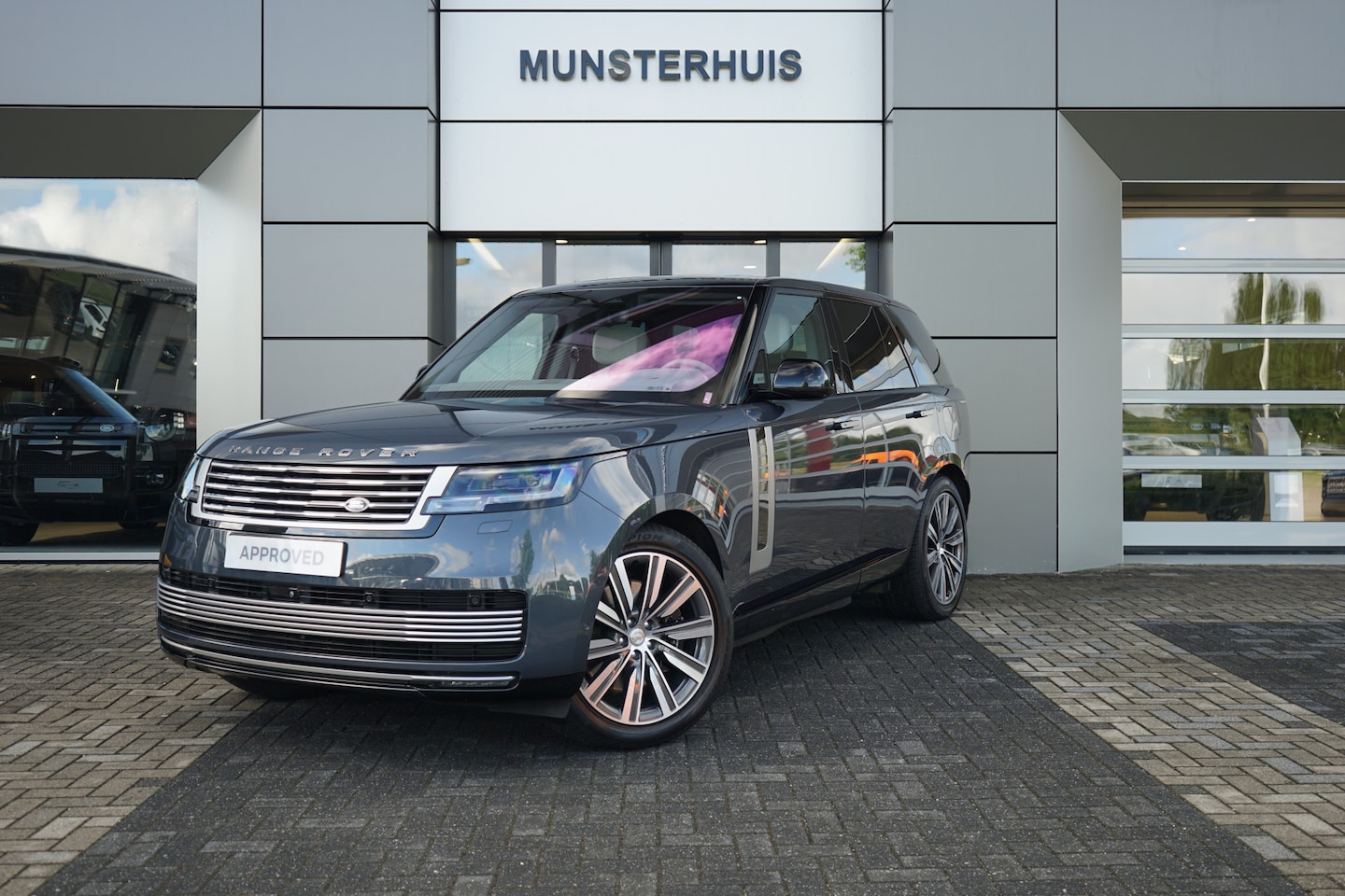 Land Rover Range Rover - 3.0 P510e SV PHEV | Massage stoelen | Elektrische trekhaak | Schuif/Kantel dak | Soft clos - AutoWereld.nl