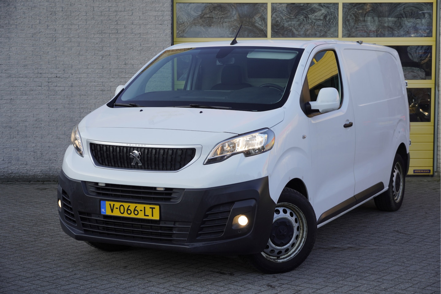 Peugeot Expert - 2.0 BlueHDI 120 Premium BJ2018 Pdc | Navi | Trekhaak | Airco | Cruise control | Tussenshot - AutoWereld.nl