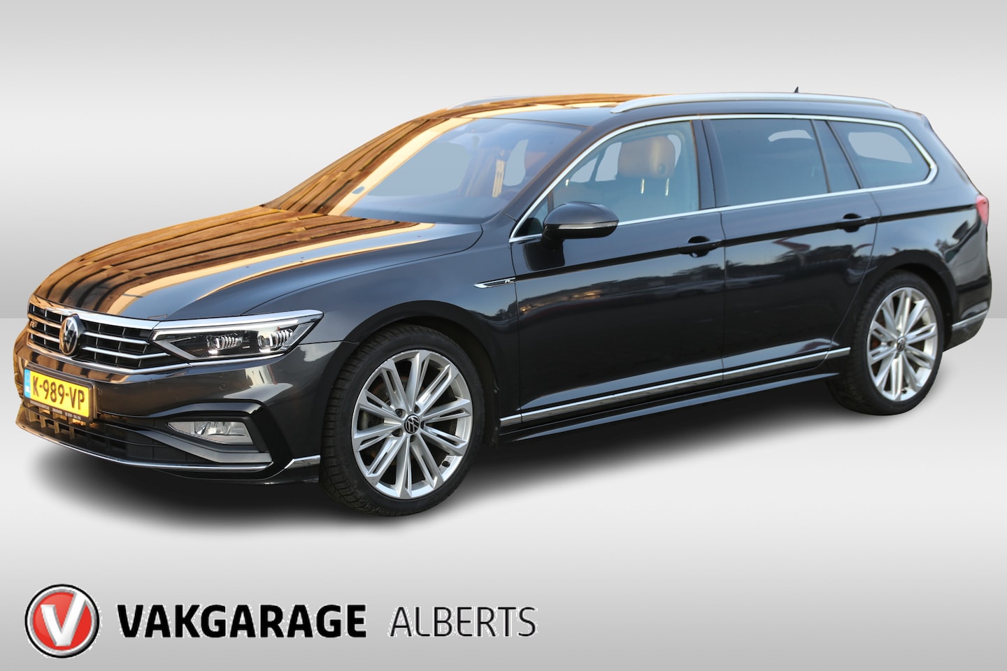 Volkswagen Passat Variant - 1.5 TSI R-Line Business + / Navi / Climate / Stoelverwarming / Trekhaak - AutoWereld.nl