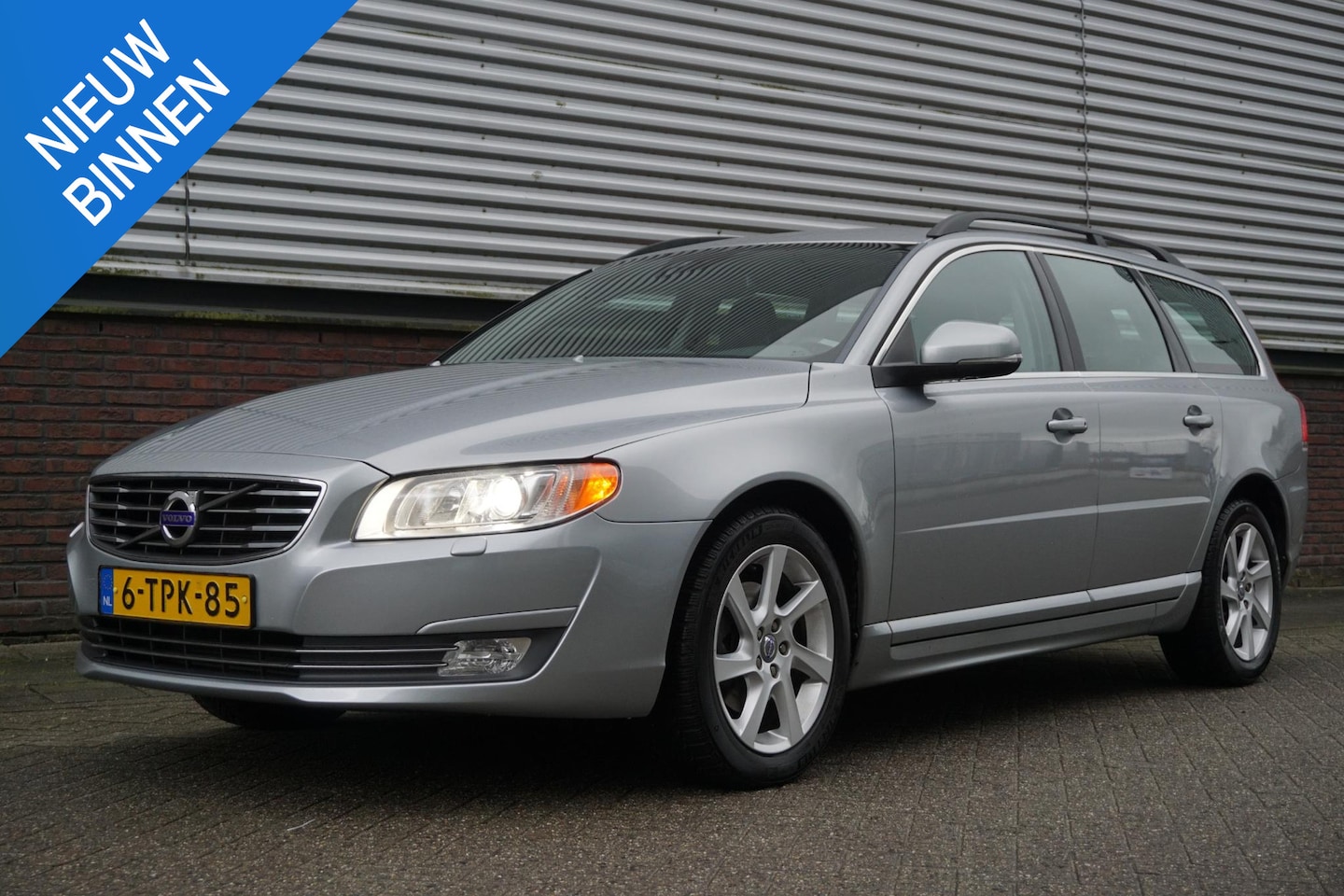 Volvo V70 - 1.6 T4 Nordic+/Dealeronderhouden/Leer/Trekhaak/ Nette Volvo!! - AutoWereld.nl