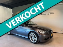 BMW 3-serie - 320i AUTOMAAT/CRUISE CONTROL/STOELVERWARMING/KANTEL/SCHUIFDAK/PARKEERSENSOREN V&A/CLIMA AI