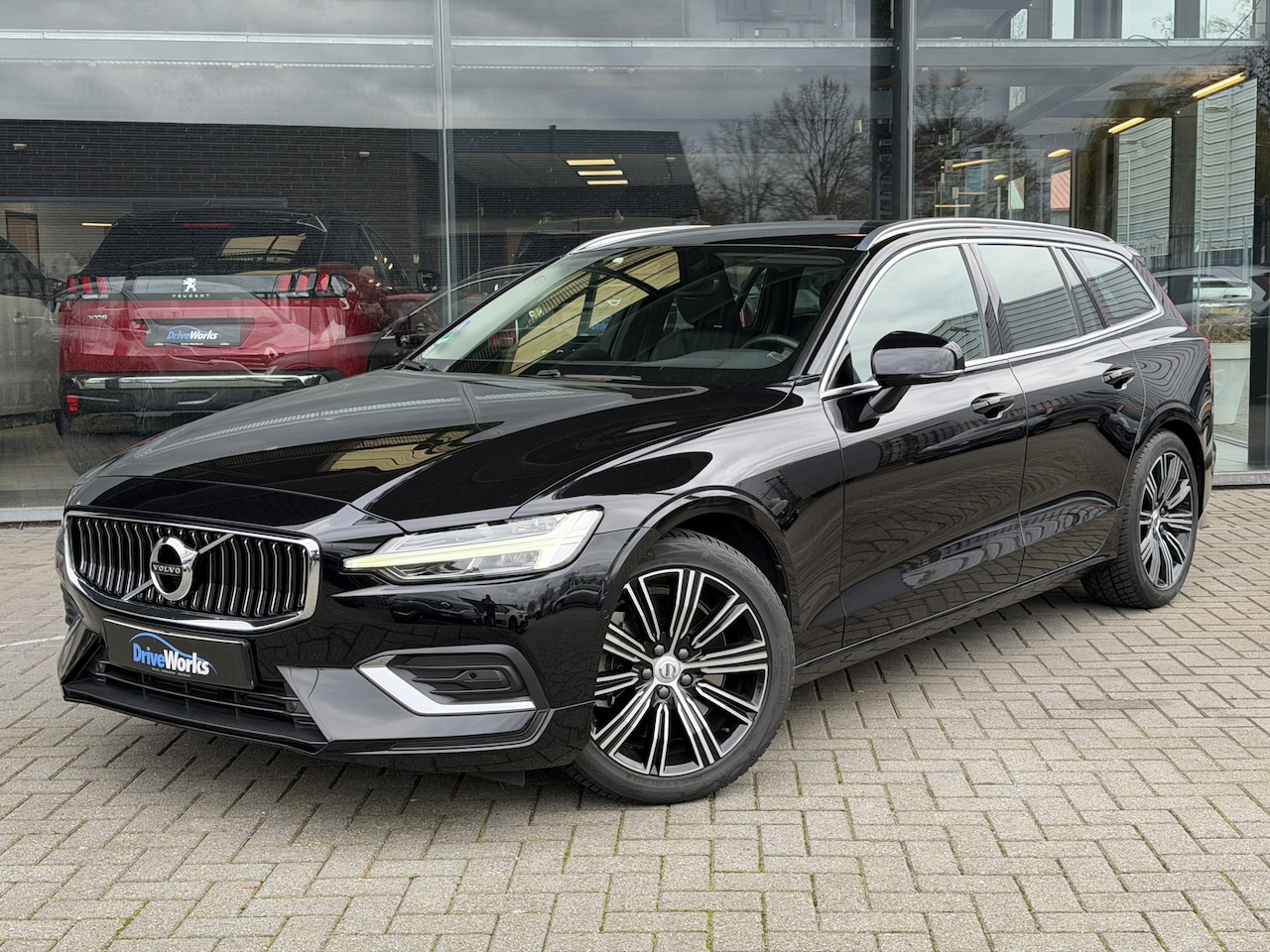 Volvo V60 - 2.0 T5 Inscription | 1. Eigenaar | Leer | Carplay | Nieuwstaat | - AutoWereld.nl