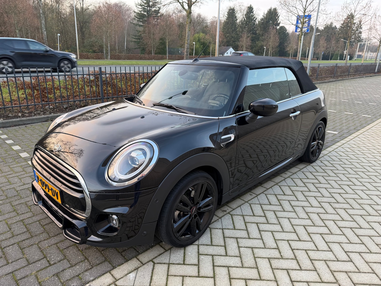 MINI Cabrio - 1.5 Cooper Sidewalk Edition met JCW pakket - AutoWereld.nl