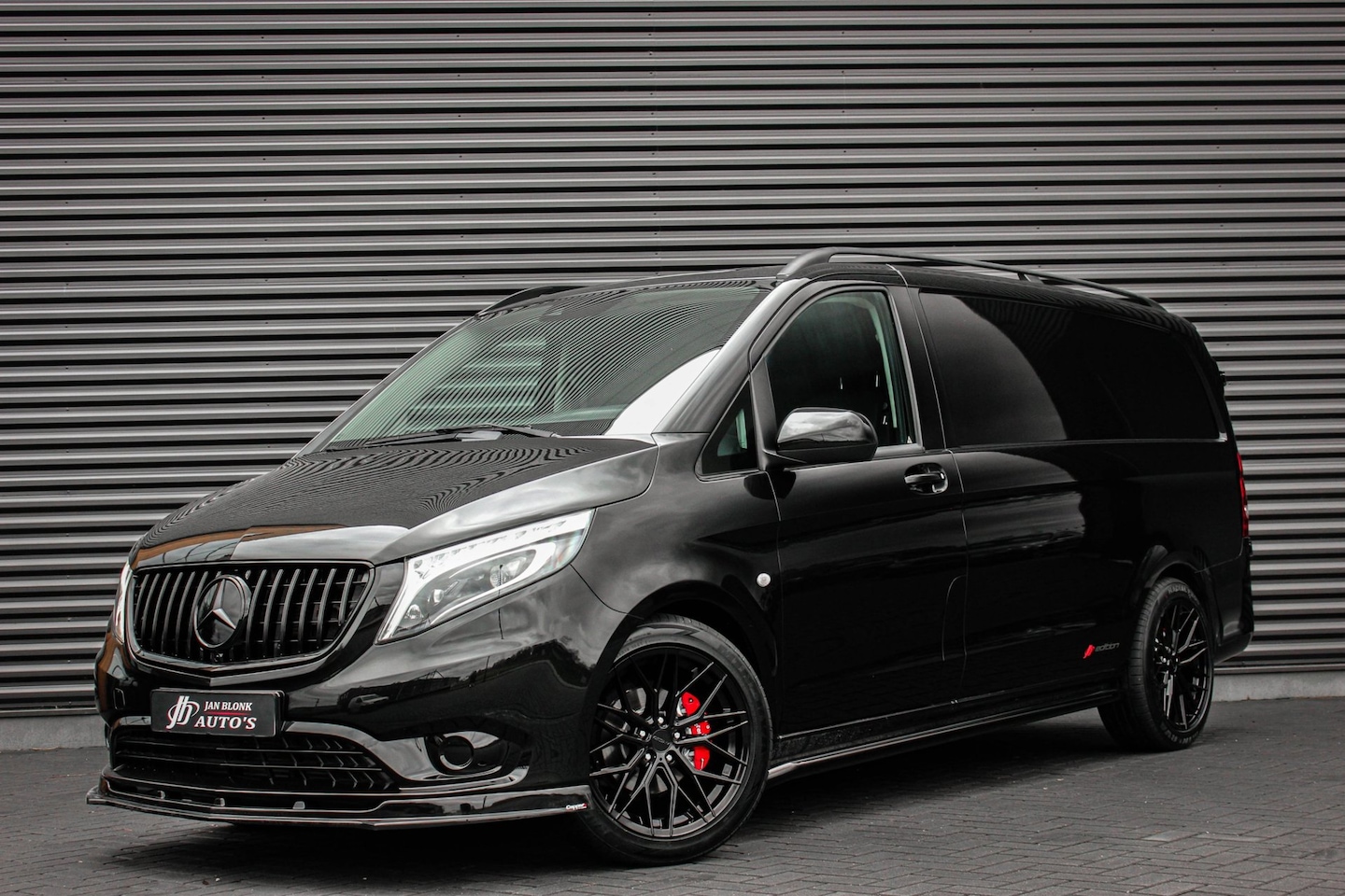 Mercedes-Benz Vito - 225PK EXTRA LANG JB- EDITION FULL BLACK / AMG / SPOILER / VERLAGINGSVEREN / NAVIGATIE / SI - AutoWereld.nl
