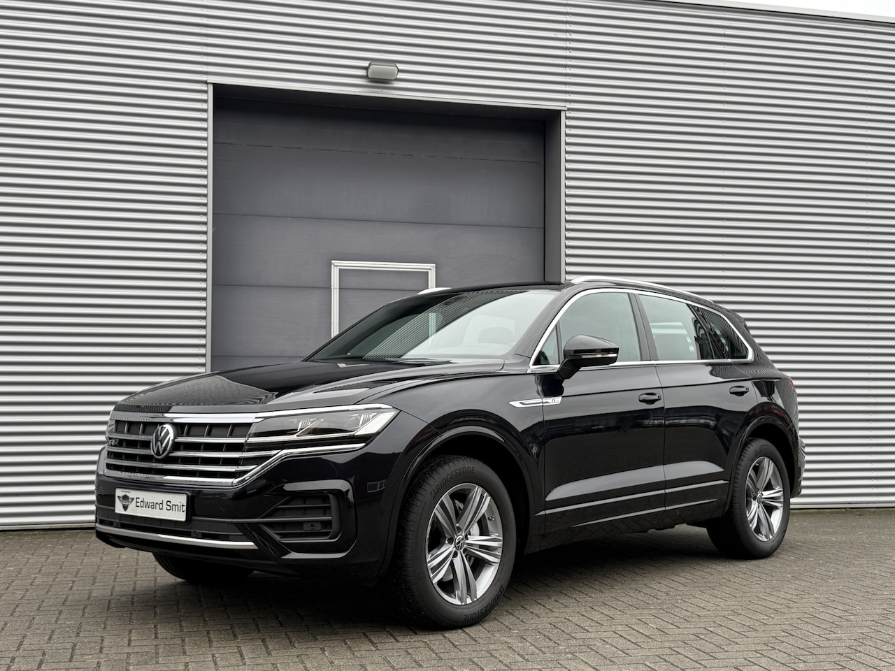 Volkswagen Touareg - 3.0 TDI R-Line I Aut. I Grijs Kenteken I Leder I Navi I 56000 km - AutoWereld.nl