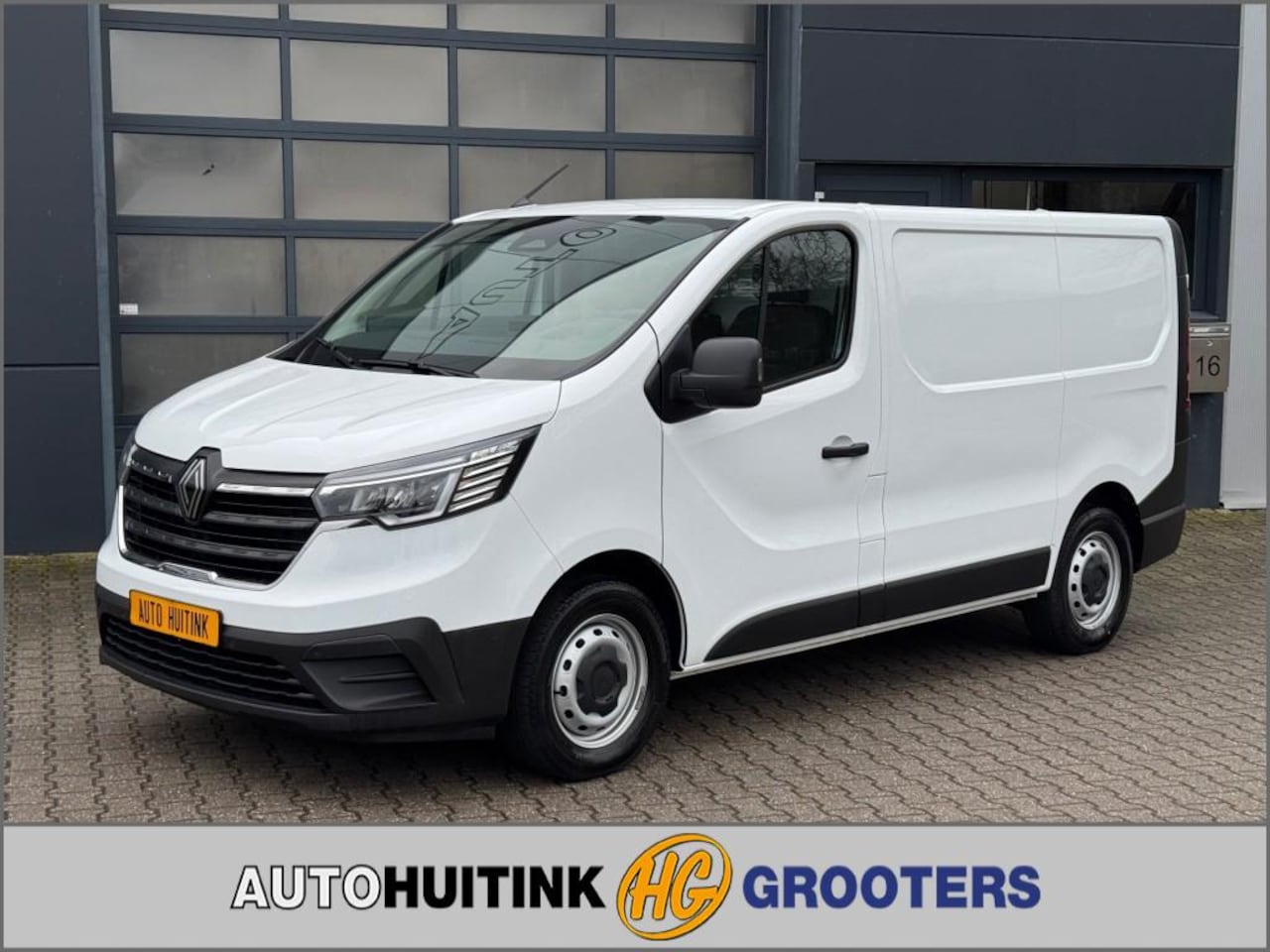 Renault Trafic - 2.0 D 130pk  L1H1 Apple/Android  - camera - sensoren v/a/z - trekhaak - All season banden - AutoWereld.nl