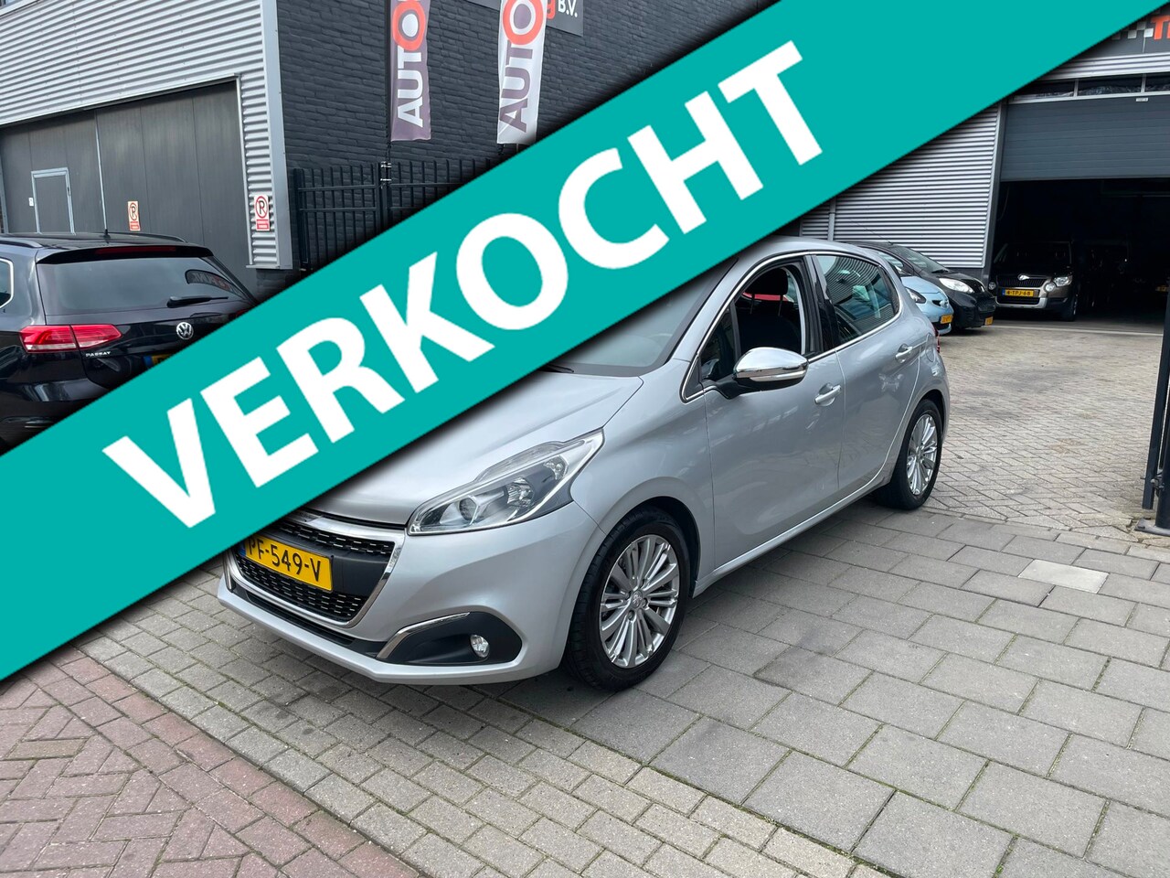 Peugeot 208 - 1.2 PureTech Blue Lease Executive 2e Eig! Airco PDC NAP APK - AutoWereld.nl