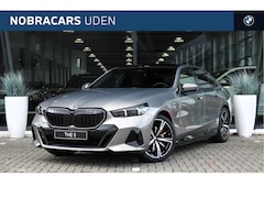 BMW 5-serie - 530e M Sport Automaat / Panoramadak / Trekhaak / Bowers & Wilkins / M Multifunctionele Sto