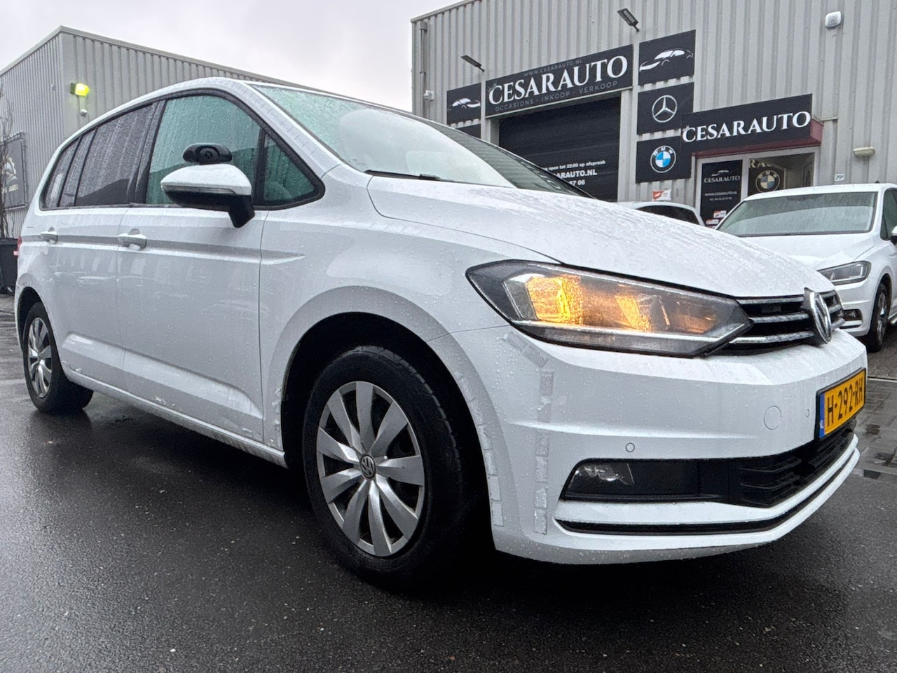 Volkswagen Touran - 2.0 TDI Comfortline AUTOMAAT / HONDEN WAGFEN ! HONDEN AUTO !!! - AutoWereld.nl