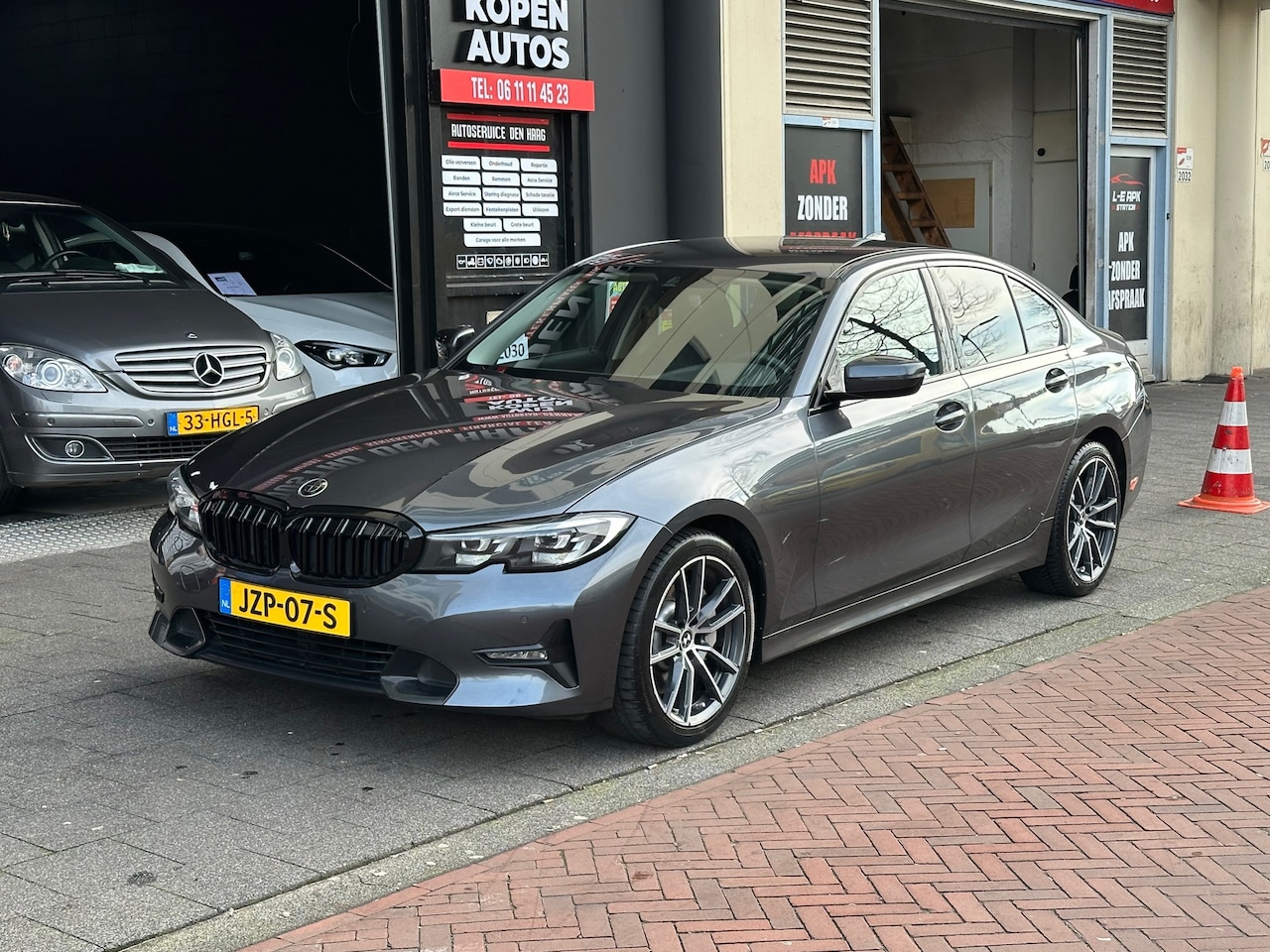 BMW 3-serie - 330i High Executive Aut Leer Navi Carplay - AutoWereld.nl
