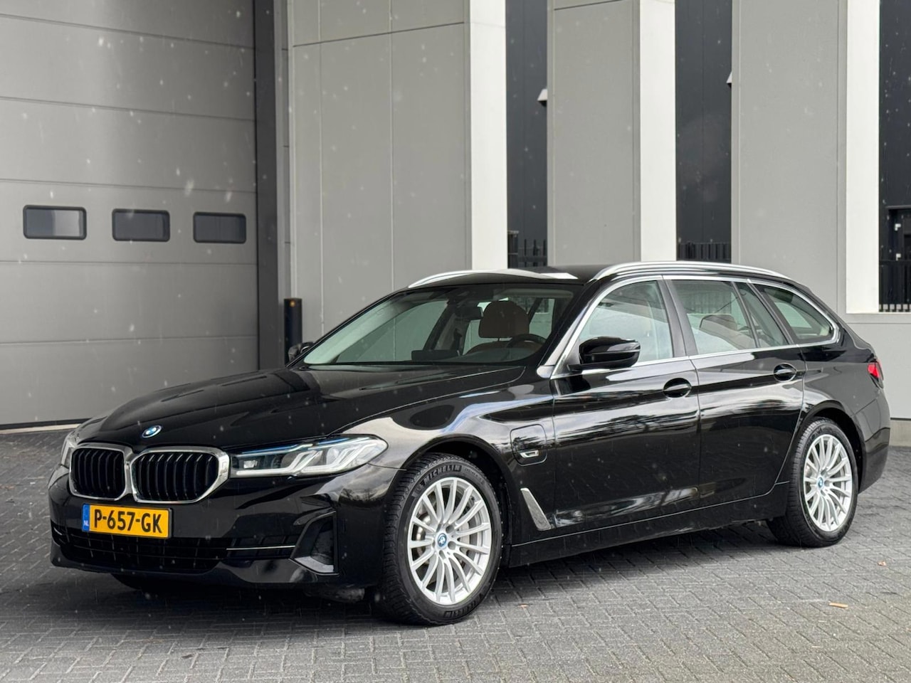 BMW 5-serie Touring - 520e Business Edition Plus 520e Business Edition Plus, lederen sportinterieur, elect bedienbare trekhaak, 1 e eigenaa - AutoWereld.nl