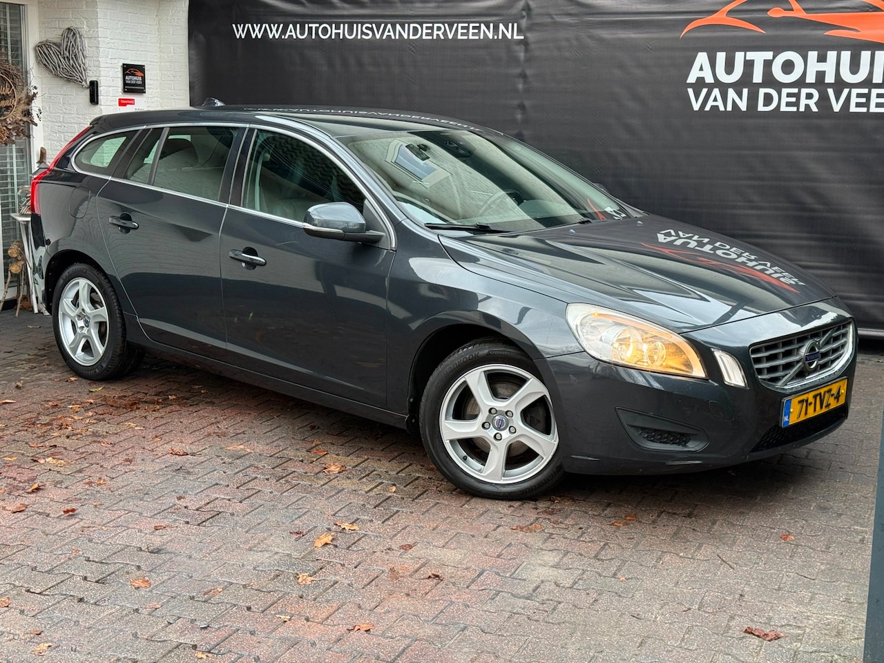 Volvo V60 - 1.6 T3 Momentum 1.6 T3 Momentum, PDC/Clima/Sound/Trekkaak/Etc - AutoWereld.nl