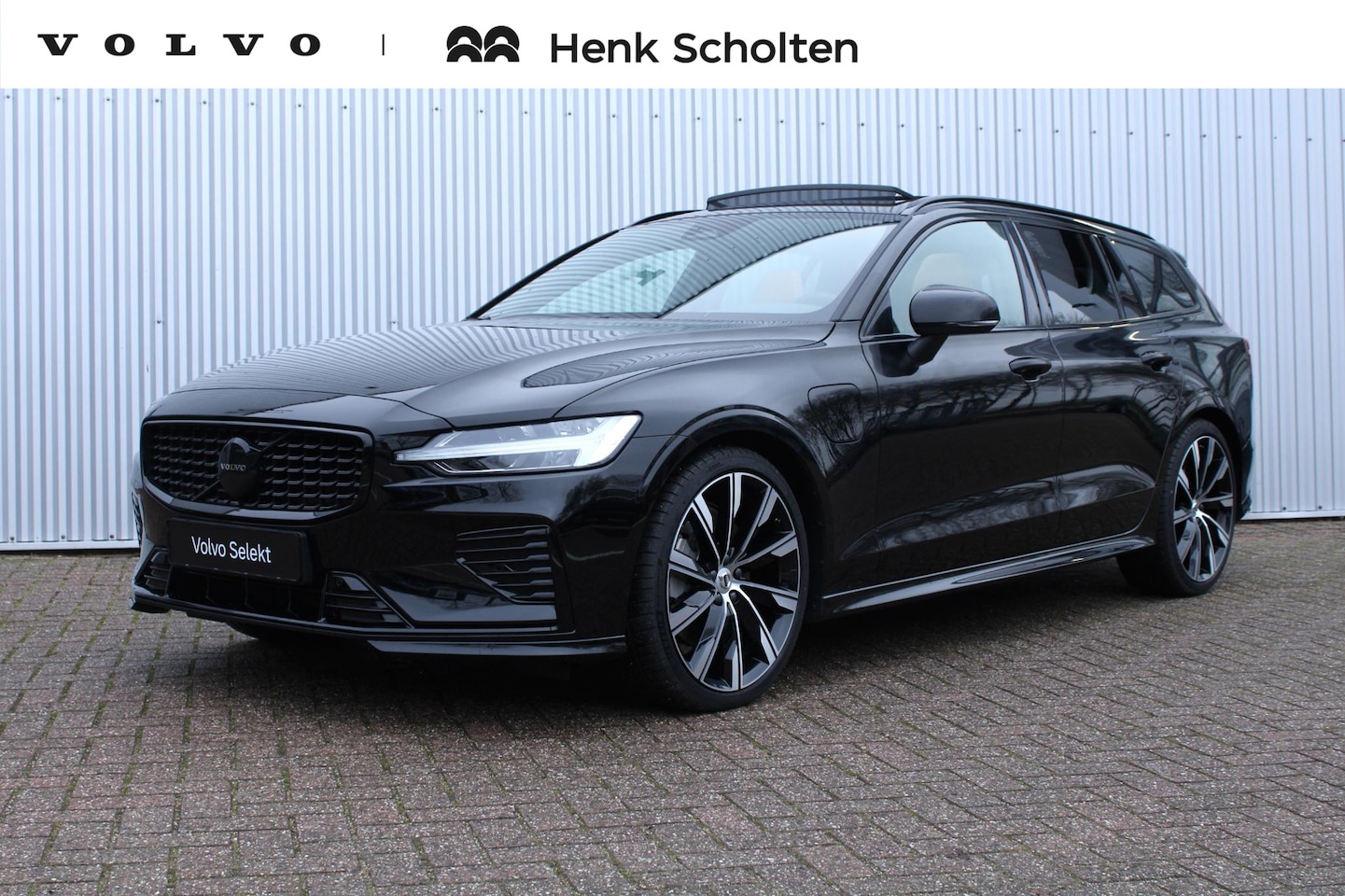 Volvo V60 - 2.0 T8 Plug-in hybrid AWD Plus Dark Performance Edition| Panorama dak| Geventileerde voors - AutoWereld.nl