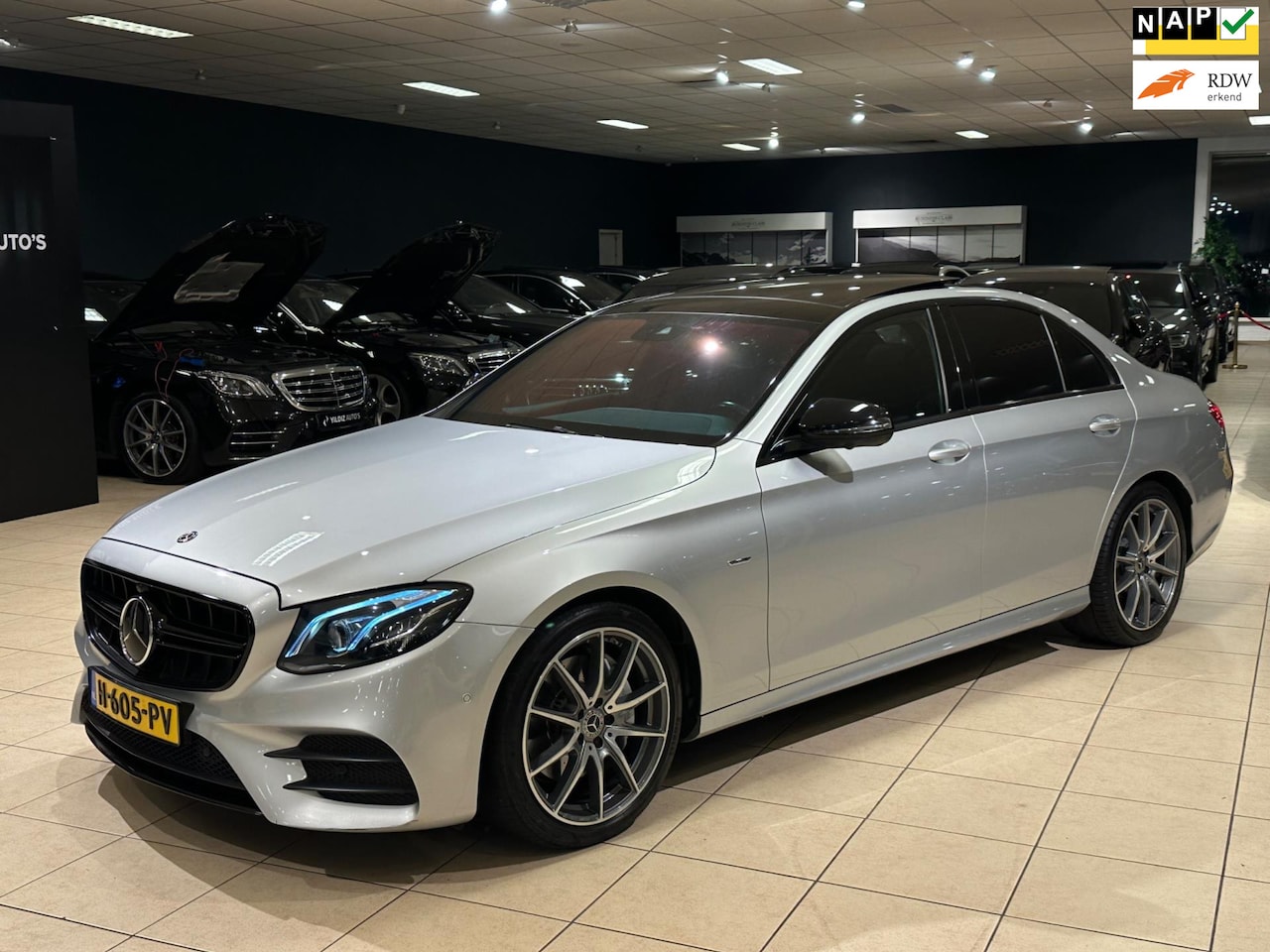 Mercedes-Benz E-klasse - E200 AMG-Pakket|NAP|Pano|Memory|Bomvol - AutoWereld.nl