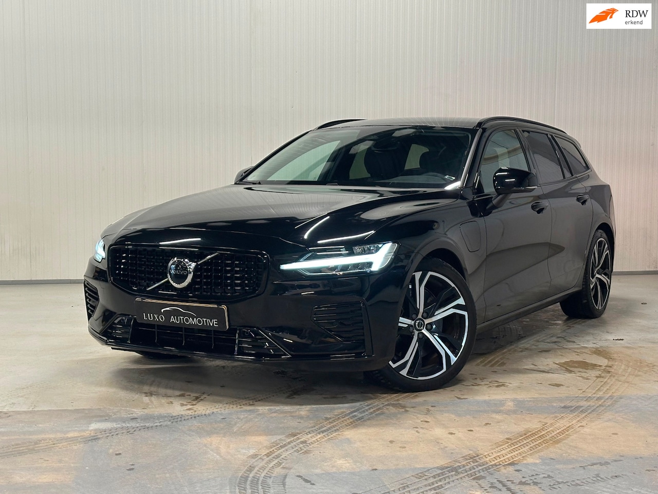 Volvo V60 - 2.0 T6 Plug-in hybrid AWD Plus Dark | NAP | BLACK EDITION | CAMERA | MEMORY SEATS - AutoWereld.nl