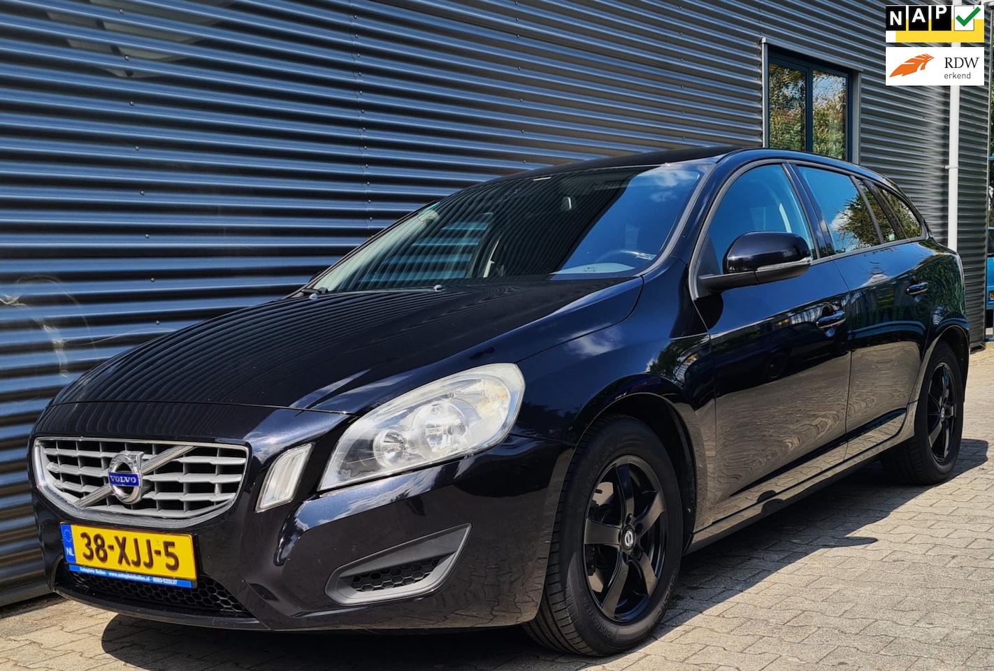 Volvo V60 - 1.6 T3 Kinetic 06-2012 Black Sapphire Metallic LEES TEKST - AutoWereld.nl