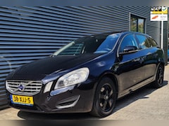 Volvo V60 - 1.6 T3 Kinetic 06-2012 Black Sapphire Metallic LEES TEKST