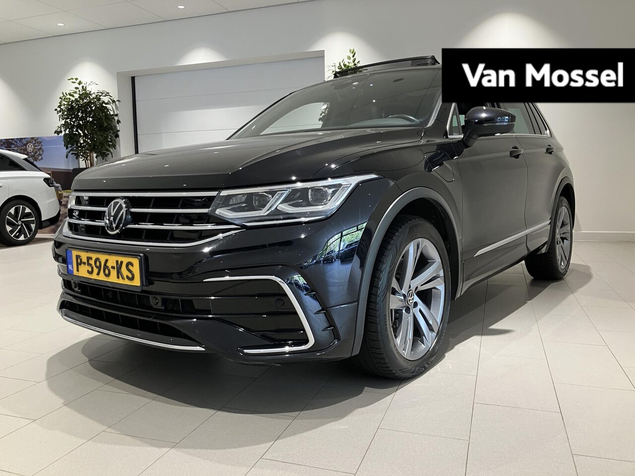 Volkswagen Tiguan - 1.4 TSI eHybrid R-Line Business+ 245 PK DSG | Automaat | Panoramadak | Digital Cockpit Pro - AutoWereld.nl