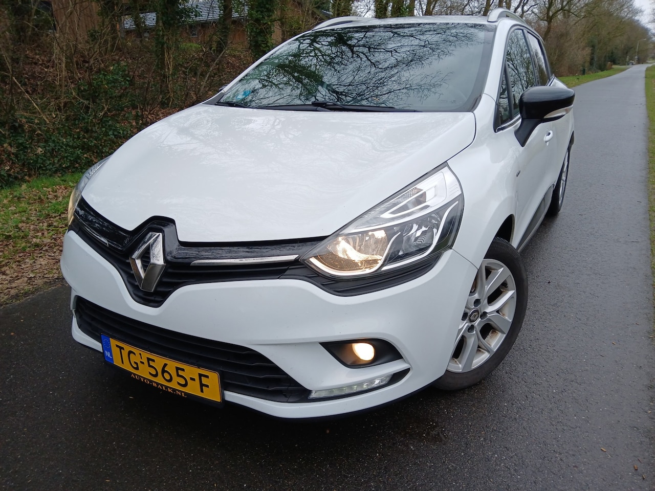 Renault Clio Estate - 0.9 TCe Limited Airco Cruise controle! - AutoWereld.nl